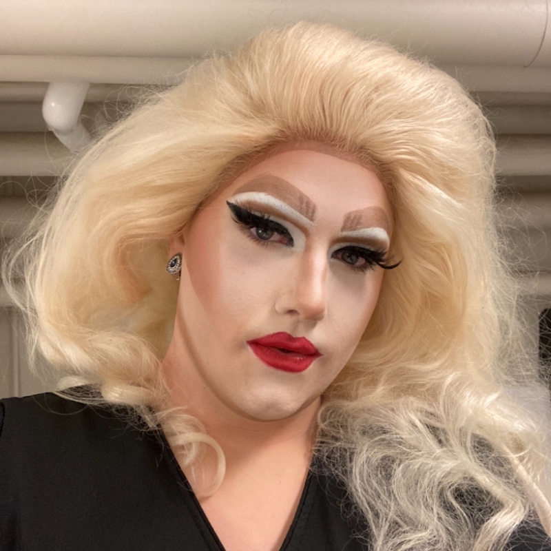 Drag performer headshot Izzy A'Queera